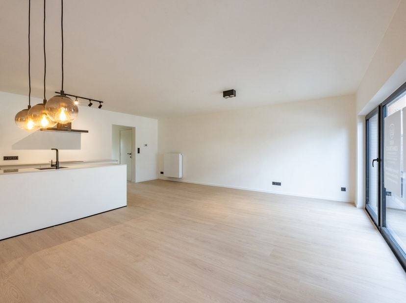 Instapklaar tweeslaapkamerappartement met terras in het centrum van Lint<br />
Bij binnenkomst kom je in een ruime inkomhal die toegang biedt tot alle