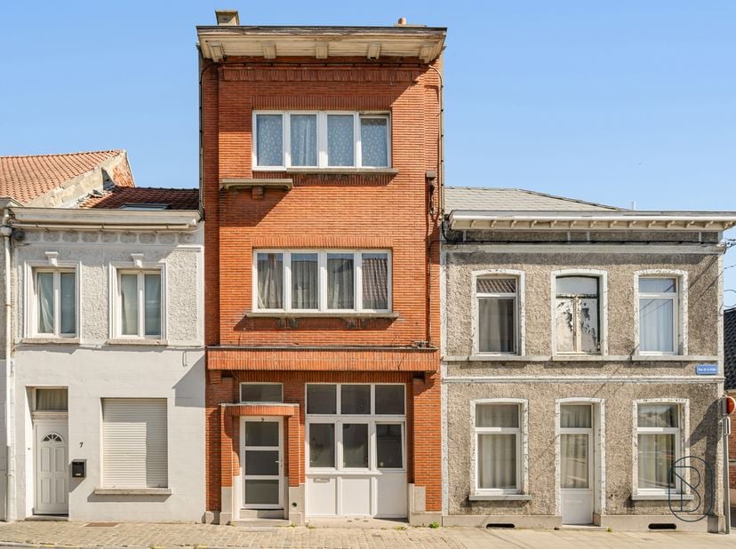 Idéalement située en plein centre-ville, cette agréable maison deux façades entièrement rénovée saura vous séduire par son confort et sa situation pri