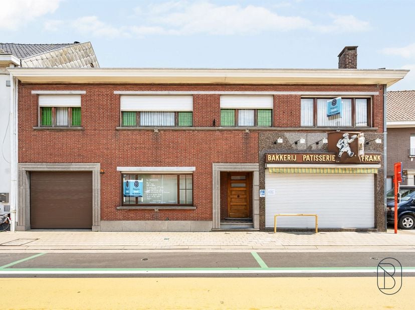 Ontdek dit bijzonder veelzijdige eigendom, bestaande uit een handelspand met atelier én een ruime gezinswoning. Dit pand biedt niet alleen een ideale