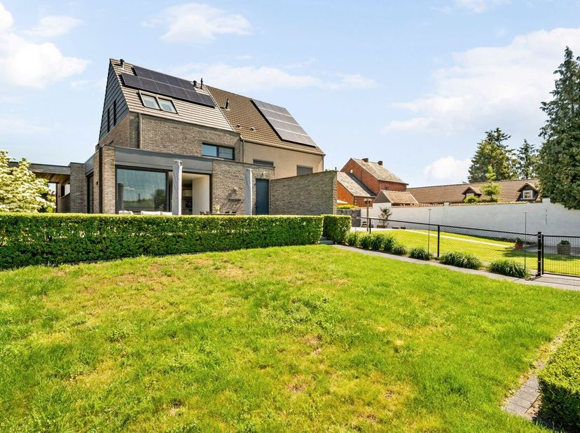 Op zoek naar een ruime, instapklare woning waar comfort, privacy en een uitstekende ligging samenkomen? Deze energiezuinige gezinswoning in het gelief