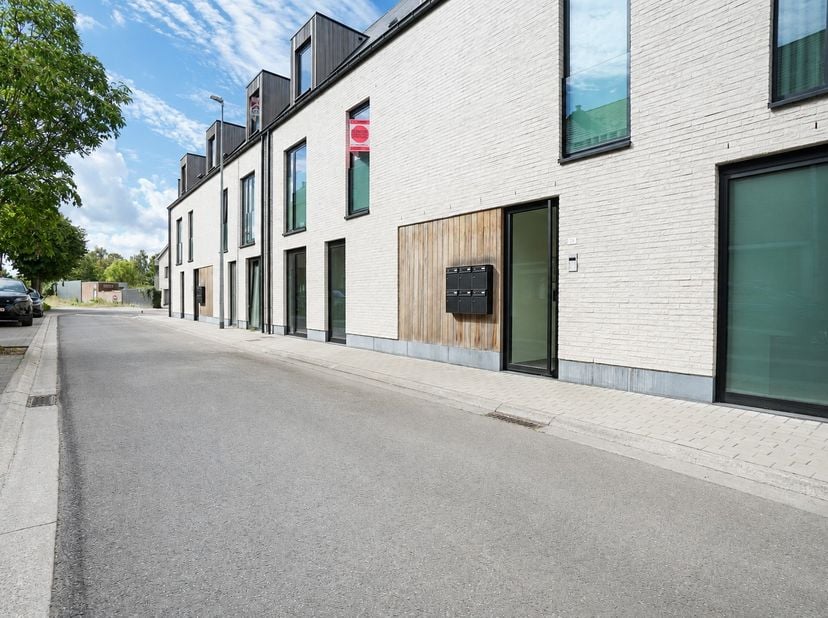 Dit nieuw, en aangenaam appartement op de eerste verdieping, beschikt over een moderne afwerking en een praktische indeling.<br />
De lichtrijke leefr