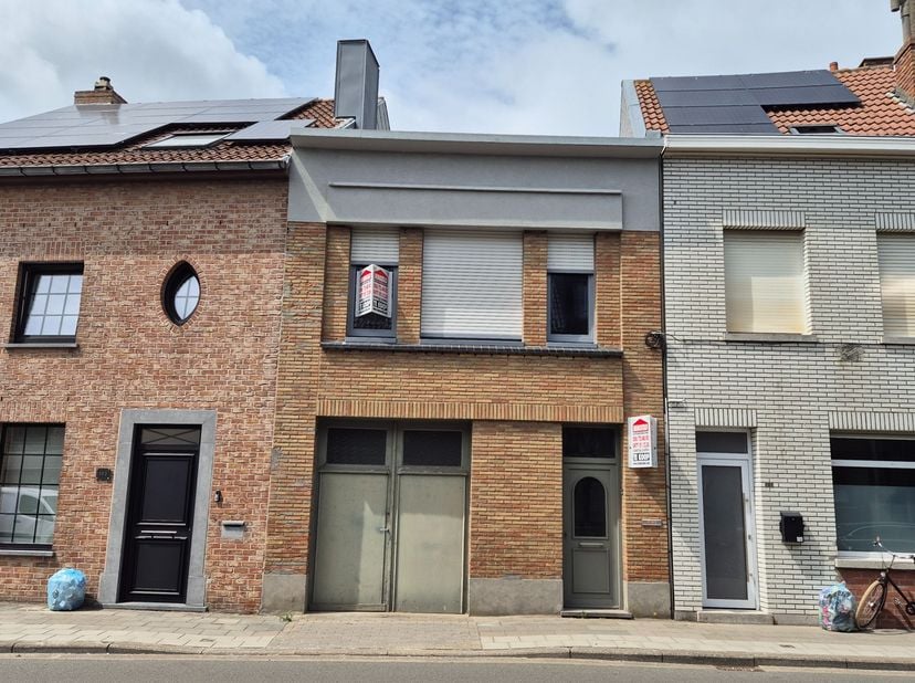 In een rustige straat, op een strategische ligging nabij het centrum en de kust van Blankenberge, bevindt zich deze ruime rijwoning met tal van mogeli