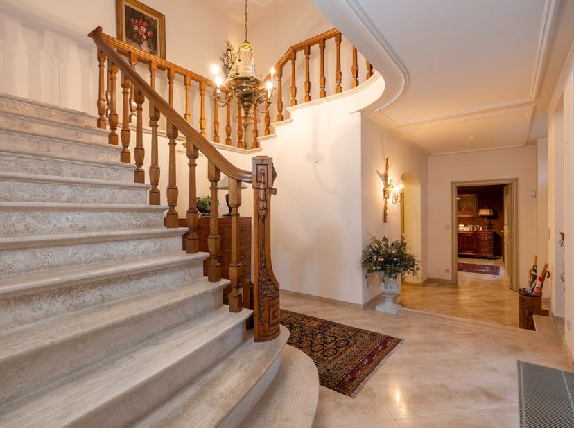 Deze architecturale Klassieke villa met oa. 5 à 6 slaapkamers en 3 badkamers op 5.233m² werd in 1981 gebouwd door architect Laporta, in opdracht van d