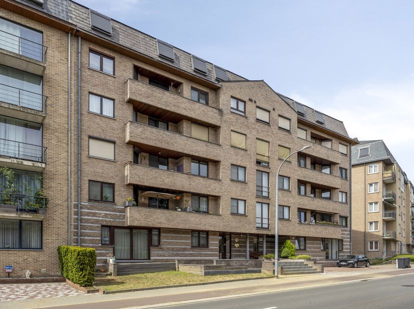 Dit instapklaar appartement van ca. 109 m² met 3 slaapkamers is gelegen in een rustige en gegeerde woonwijk nabij Leuven en combineert ruimte, comfort