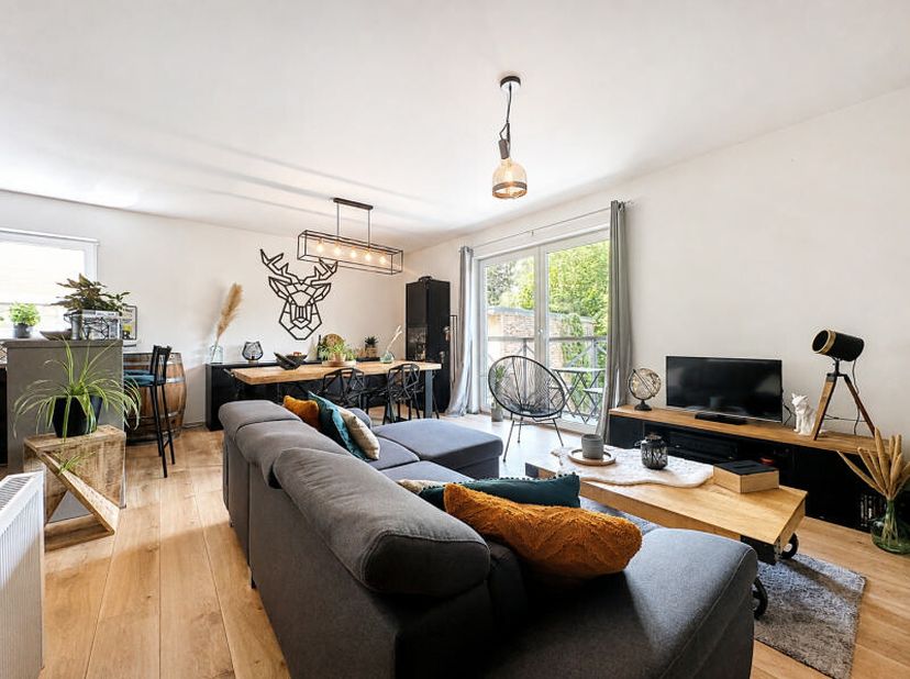 OPTION ! OPTION ! OPTION ! Situé sur les hauteurs de Jupille, charmant appartement bien aménagé (+/- 74 m² d'après PEB), 2 chambres, balcon et un empl