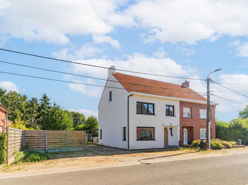 Deze charmante woning is rustig en centraal gelegen op een perceel van 661m² en voorzien van alle comfort.<br />
De woning werd uitgerust met de meest