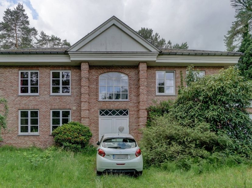 Zeer rustig en residentieel gelegen villa in villalaan op een mooi perceel van 30 are met een perceelsbreedte van 41 meter. Zuid-west georiënteerd.<br