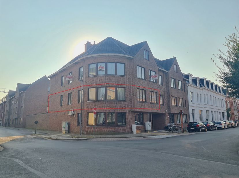 Ruim appartement met 2 slaapkamers en garage<br />
<br />
Ligging: Het appartement is centraal gelegen in Turnhout, op wandelafstand van de Grote Ma