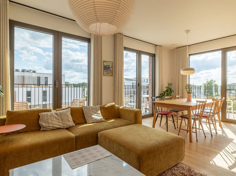 Découvrez ce penthouse agréable et lumineux, idéalement situé à Diest. Le spacieux espace de vie bénéficie d'une abondante lumière naturelle et, assoc