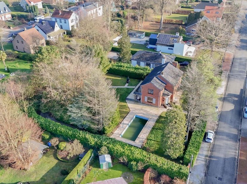 Prachtige 4-front villa in de meest gewilde wijk van Marcinelle. Het bestaat uit 2 percelen (mogelijkheid tot splitsen)<br />
Dit prachtige huis besta
