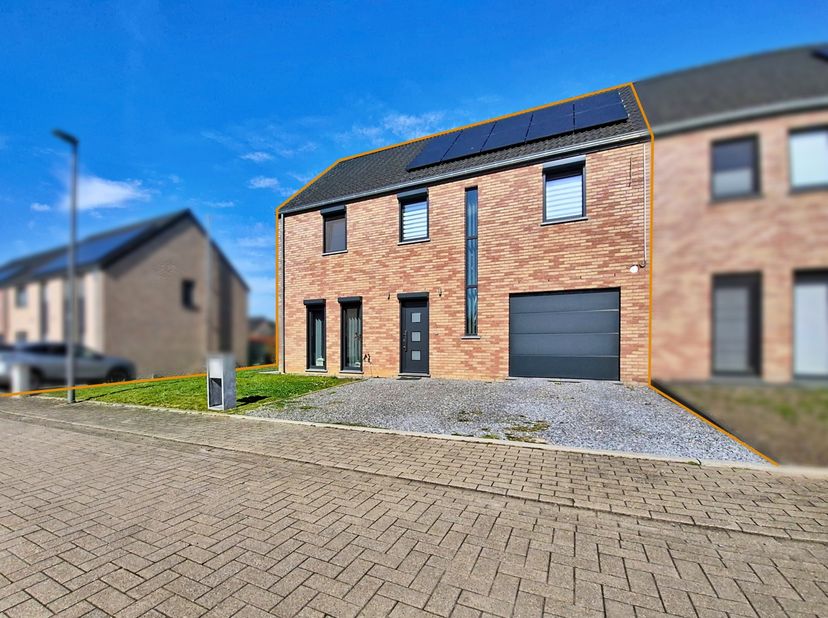 L’Immobilière Borremans vous présente à la vente cette superbe maison 3 façades de 2016, dans un quartier résidentiel à Waremme.<br />
Située dans un