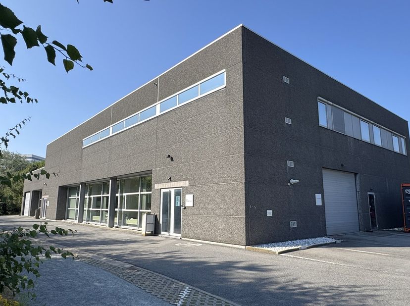 Ben je op zoek naar een kantoor met labo en magazijn te huur in Gent? Ontdek deze multifunctionele bedrijfsruimte in het Technologiepark Zwijnaarde, e