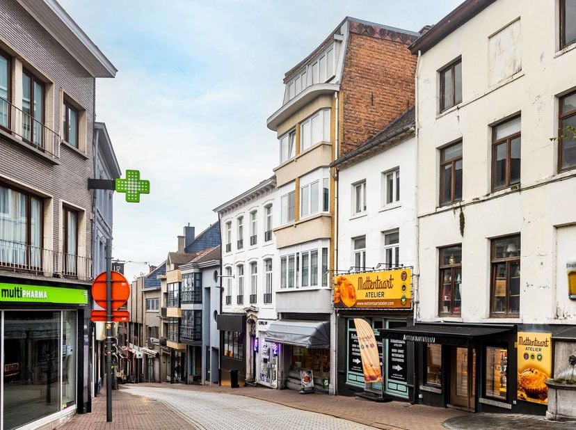 Handelszaak met verhuurpotentieel op topligging<br />
Dit veelzijdige gebouw voor gemengd gebruik is ideaal gelegen op de markt van Geraardsbergen, mi