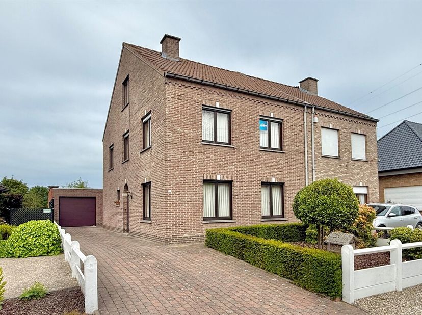 Solide woning HOB nabij het centrum van St-Jozef.<br />
Indeling (totale benutbare oppervlakte 203m² - plan in bijlage): gelijkvloers: inkomhal, toile