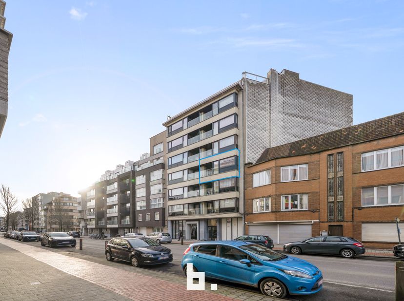 Uitzonderlijk ruim appartement  van 113m² midden in het winkelcentrum van Oostende. Ideaal voor grote gezinnen of voor mensen die ook logisch geen gro