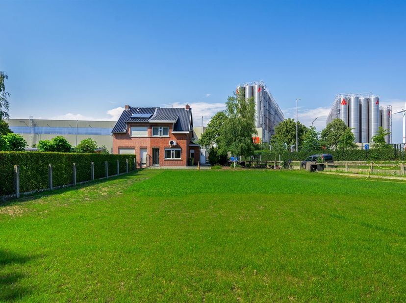 Charmante halfopen bebouwing met 2 à 3 slaapkamers in Meerhout<br />
<br />
<br />
Locatie:<br />
<br />
Deze halfopen bebouwing is gunstig gelegen