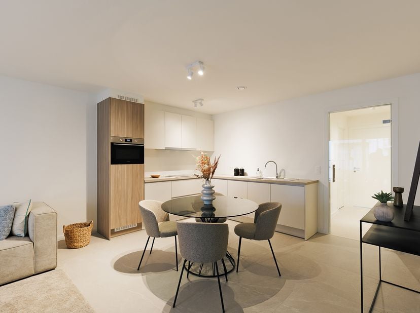 Ontdek dit stijlvol appartement op de eerste verdieping, waar comfort en energiezuinig wonen centraal staan. De aangename leefruimte met open keuken s