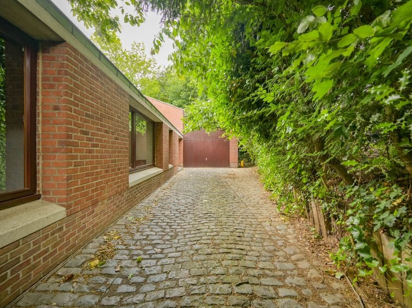 ARCHITECTENVILLA NABIJ LEUVEN<br />
<br />
Uitzonderlijke architectenvilla op toplocatie nabij Leuven met 6 slaapkamers en unieke uitbreidingsmogelijk