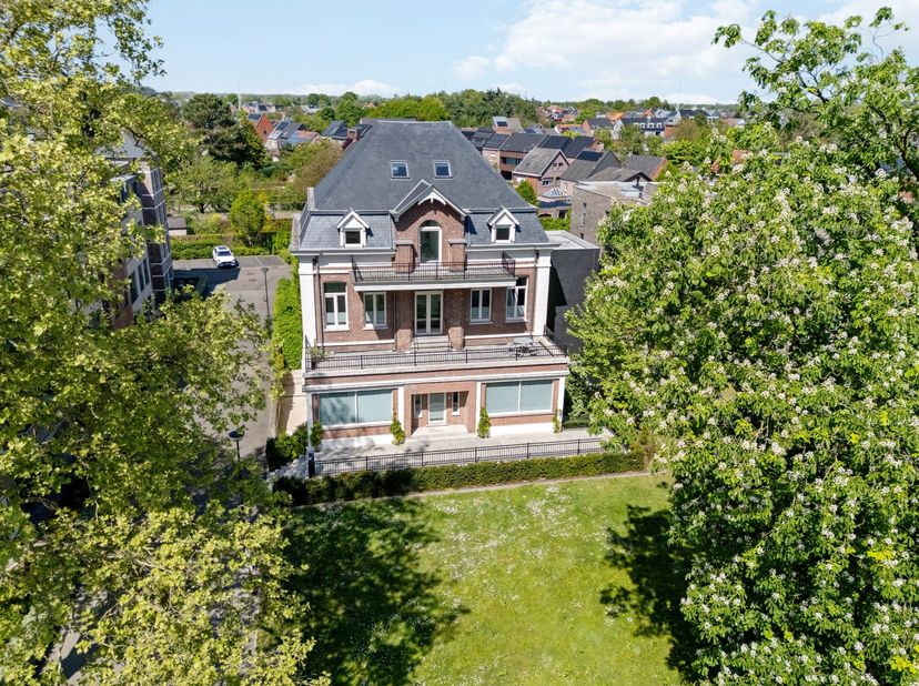Cette maison de commerce pleine de caractère a été entièrement rénovée selon les normes contemporaines et finie avec des matériaux de haute qualité. E