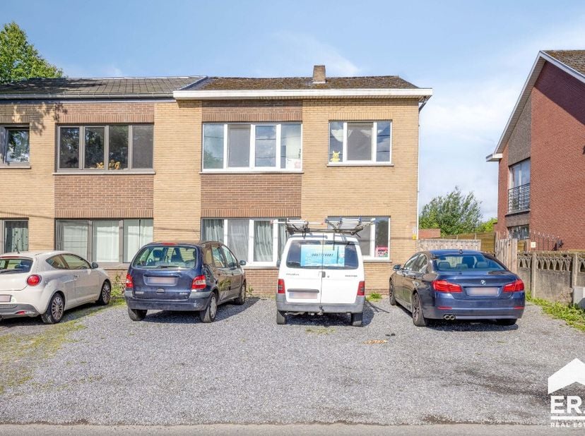 Ruim 3-slaapkamerappartement op de eerste verdieping met garagebox in Geel Op een gunstige locatie in Geel bevindt zich dit verzorgde appartement op d