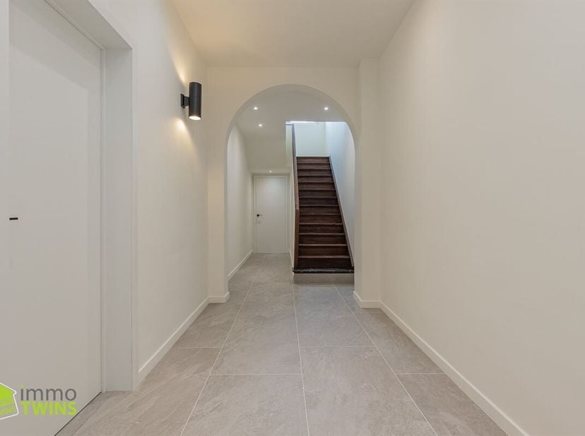 Te koop Instapklare ruime woning met achterliggende weide in Zele. Op de Gentsesteenweg 83 in Zele bevindt zich deze verrassend ruime en instapklare w