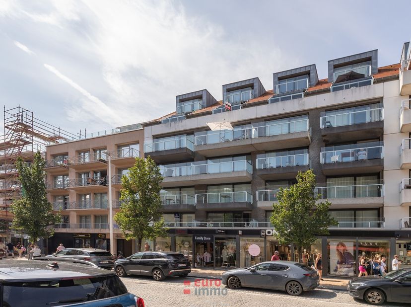 Dit schitterende duplexappartement bevindt zich op een absolute toplocatie in de winkelstraat van Nieuwpoort-Bad. Wie houdt van ruimte, licht en kwali