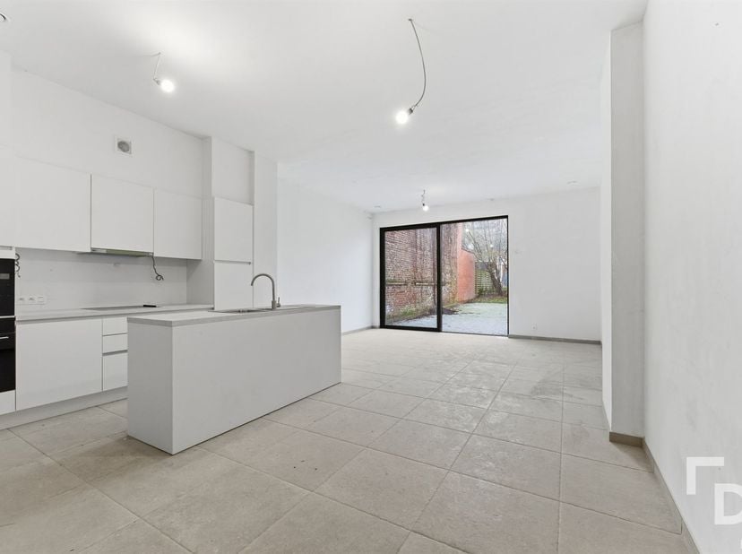 In de Rijselstraat te Ieper vinden we dit nieuwbouw appartement voorzien van 2 slaapkamers, terras en tuin.<br />
Het appartement biedt een ideale wo