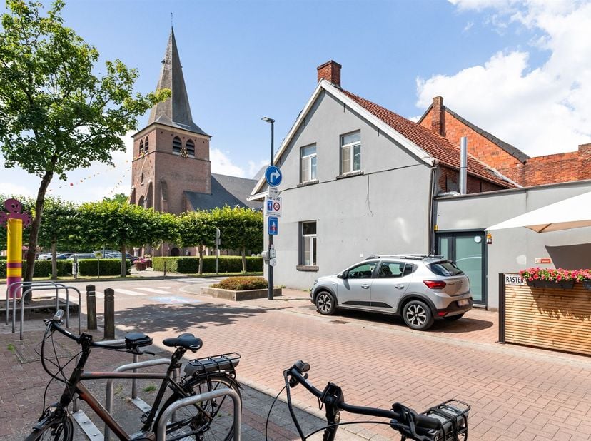 Handelspand met woonst in het centrum van Wuustwezel-Gooreind <br />
<br />
Deze centraal gelegen handelsruimte met woonst, op een goed bereikbare l