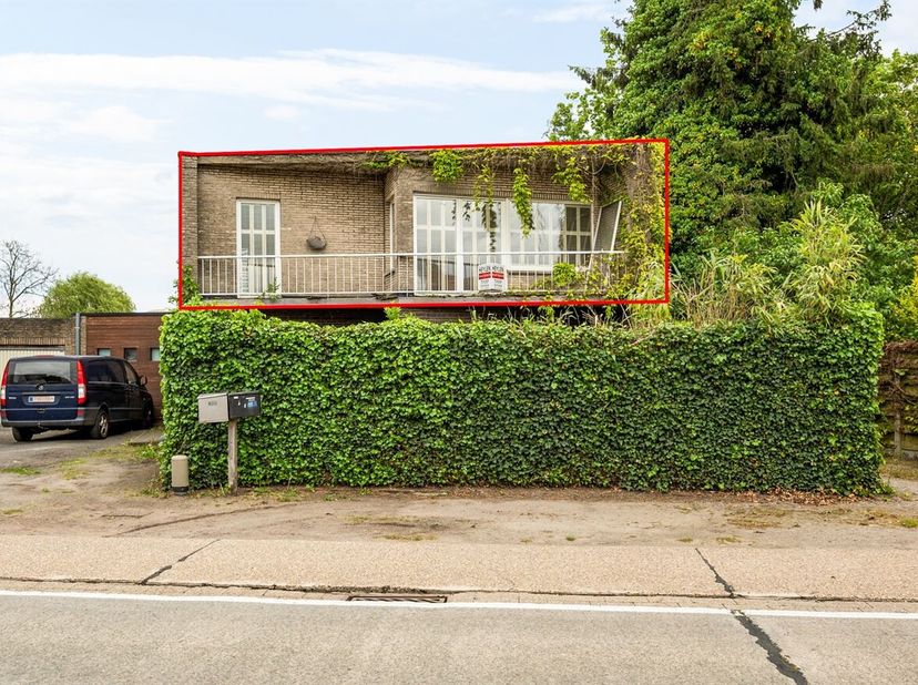 Spacieux appartement avec 2 chambres, bureau et terrasse à Mol<br />
Situation : Situé au calme à Mol avec un accès facile au centre ville, aux magasi