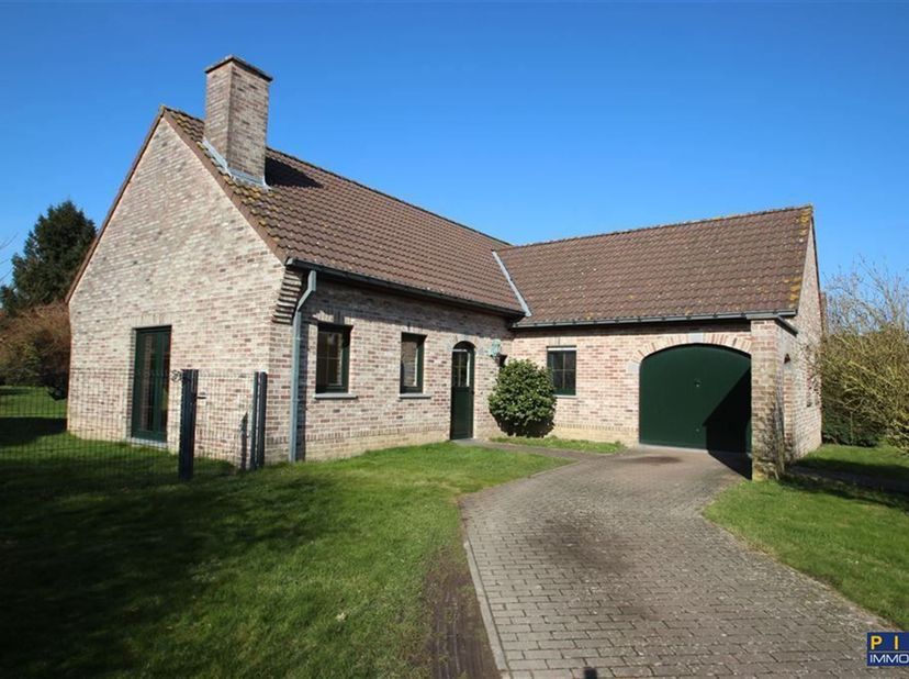 Séduisante villa de plain pied 3 chambres, située aux abords de la ville et la campagne environnante, lumineux séjour, cuisine équipée avec espace à m