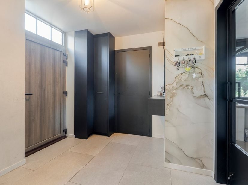 Op zoek naar een ruime, moderne en bijzonder energiezuinige gezinswoning? Dan is deze stijlvolle woning uit 2023 absoluut het ontdekken waard!**<br />