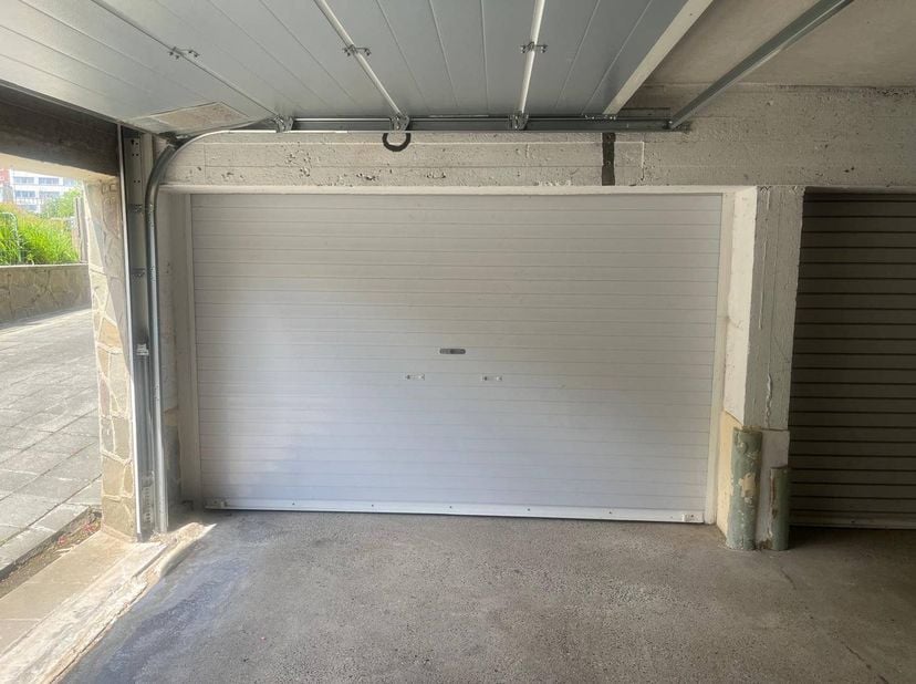 Garagebox te koop te Rozenlaan 1, Middelkerke, in de residentie "Marbella". De box is gelegen vlak bij het Normandpark en de Koninginnelaan, op wandel
