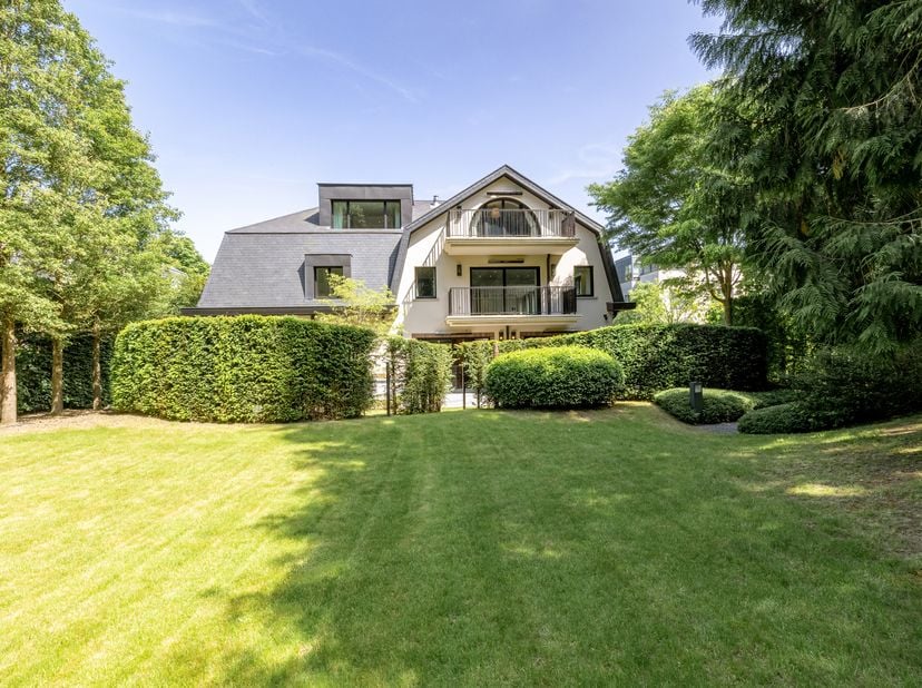 In een rustige omgeving , dit huis / villa (duplex) van 625 m&amp;sup2;, gebouwd in 1850, met een perceel oppervlakte van 19 ares69, met een perceel opper