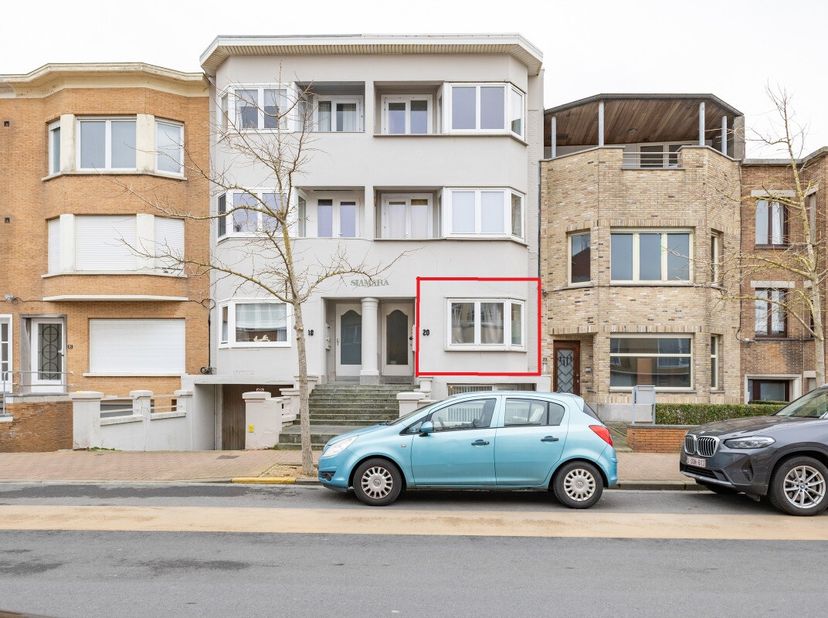 Blankenberge: Gelijkvloers appartement met 1 slaapkamer te koop vlakbij zee! Op de gelijkvloerse verdieping van een kleinschalige residentie vinden we