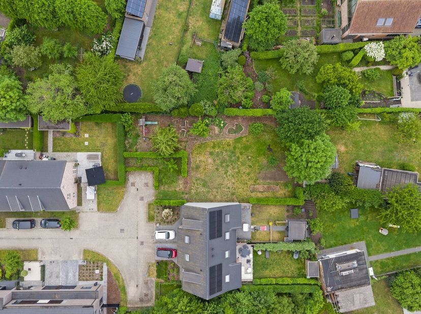 La rue Ivonna Nevejan est située à quelques pas du centre d'Oostakker. La rue est calme et sans issue. <br />
<br />
Le terrain de 609 m² est situé au