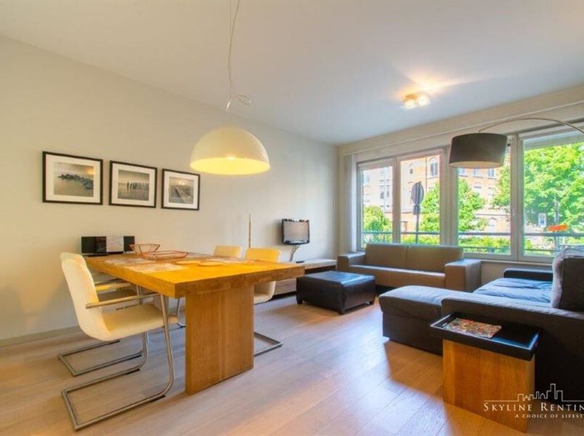 Description: A proximité de l'Avenue de la Chasse et la Parc du Cinquantenaire. Appartement meublé tout confort dans construction récente, sis au rez