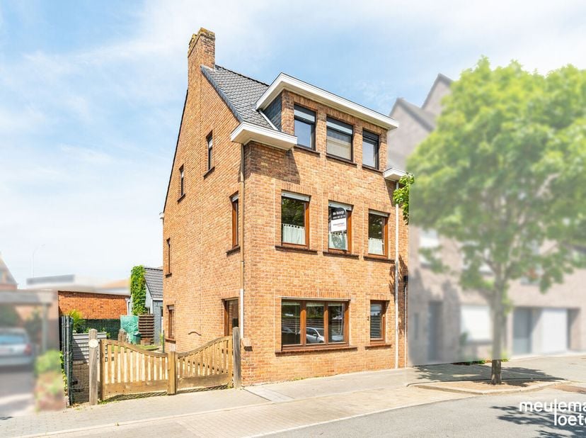 Op een centrale, maar rustige ligging in Oostkamp bevindt zich deze robuuste halfopen woning met tal van troeven. <br />
<br />
Dankzij de vlotte bere