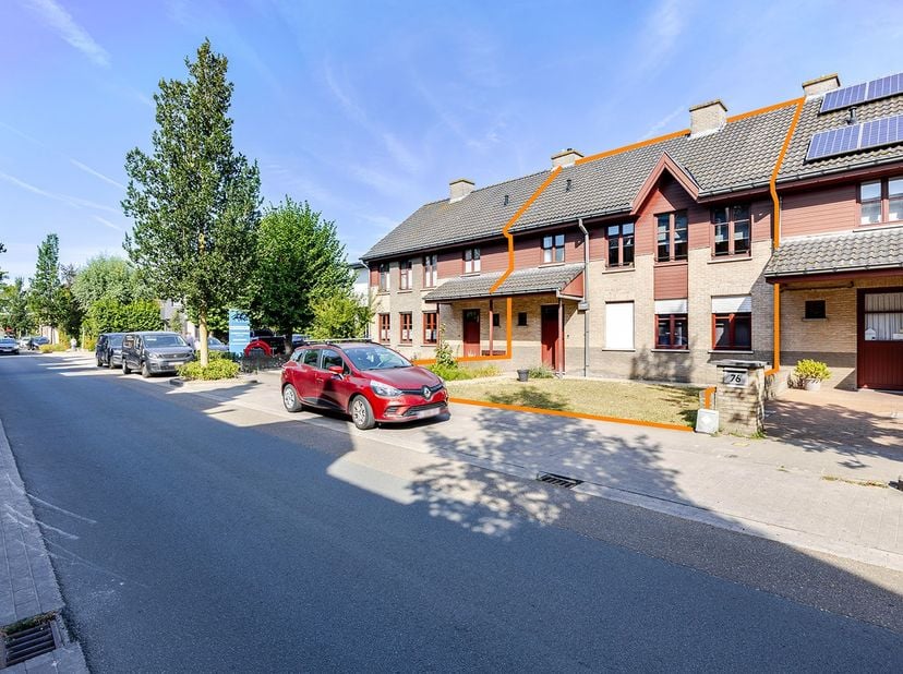 INTERESSANTE WONING vlakbij het DAVERLOPARK gelegen, op fietsafstand van Brugge en het station.<br />
Op het gelijkvloers bestaande uit: inkomhal met