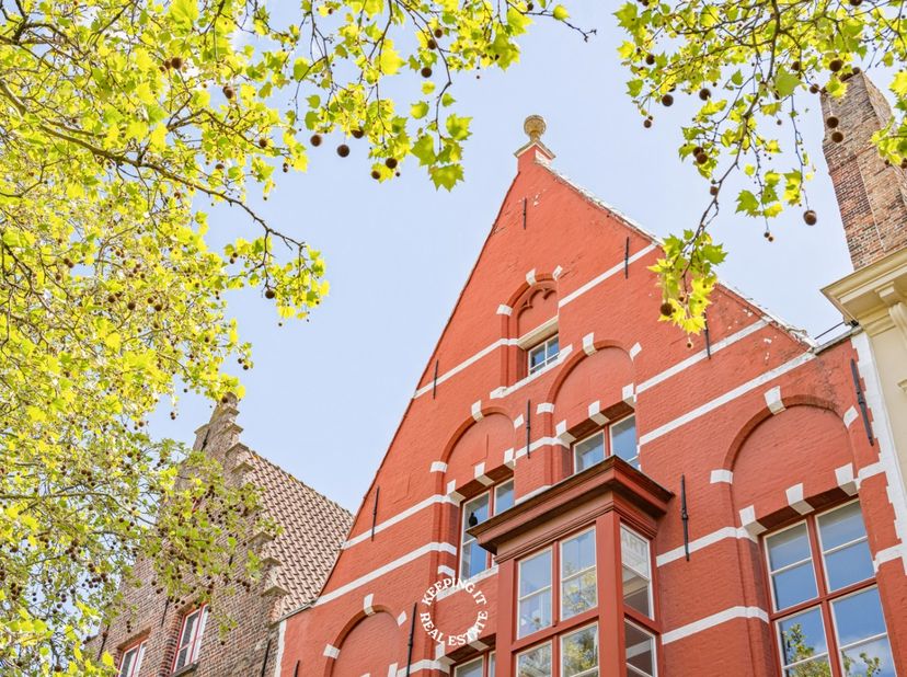 Aan de schilderachtige Vismarkt, één van de meest karaktervolle plaatsen van Brugge, bevindt zich dit uitzonderlijk multifunctioneel eigendom, gekend