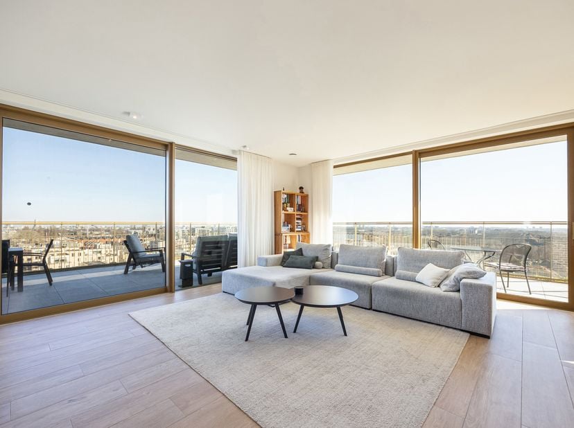 Uitzonderlijk appartement met royale terrassen, rustig gelegen in een nieuwbouw. Hier geniet u ten volle van een overvloedige lichtinval, grote raampa