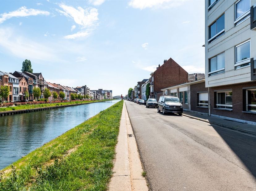 Op zoek naar een investering of een eigen stek op een toplocatie? Deze op te frissen studio combineert potentieel met een uitzonderlijke ligging langs