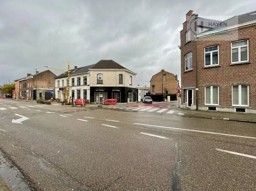 Deze handelswoning op een opvallende hoekligging biedt uitstekende zichtbaarheid en tal van mogelijkheden. Het gelijkvloers beschikt over een commerci
