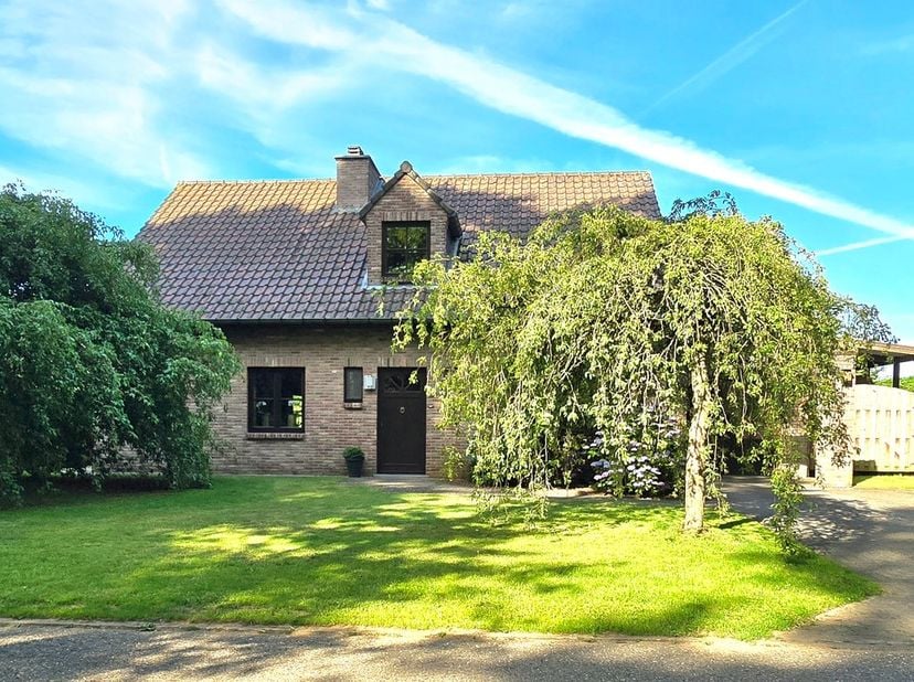 Landelijk gelegen woning OB met 4 slaapkamers op een grondoppervlakte van 11are aan de rand van het centrum van Lummen.<br />
De woning is gelegen teg