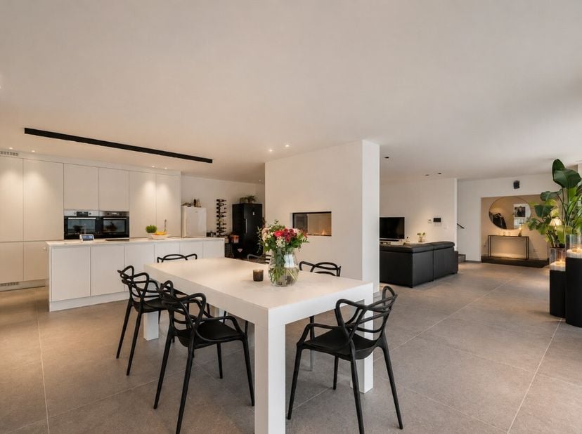 Exclusieve villa uit 2025 met zwembad, en 256 m² wooncomfort in Genk. Deze hoogwaardig afgewerkte villa combineert hedendaagse architectuur met een ru