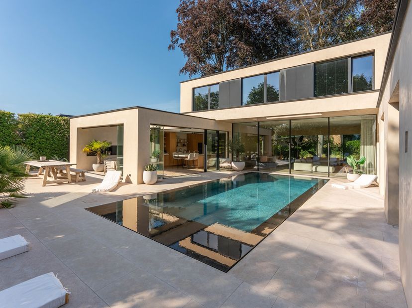 Unique villa neuve ultramoderne avec finitions haut de gamme, intimité absolue et une atmosphère exceptionnelle.<br />
Accessible via une allée privée