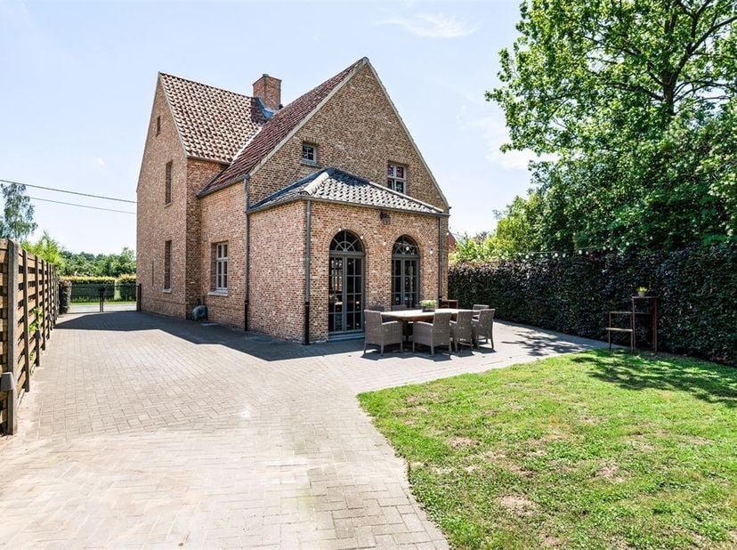 Villa clé en main avec écuries agréées et manège extérieur<br />
Cette belle villa de 2007 est située au calme à Geel-Bel, avec un accès facile à Geel