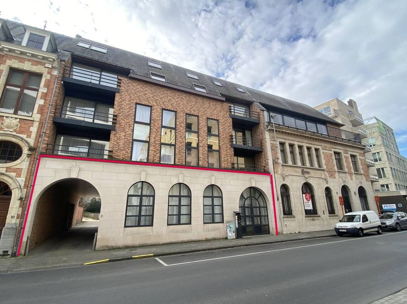 In het centrum van Roeselare bevindt zich dit handelspand te koop met een gelijkvloerse oppervlakte van ca. 335m² met een bijhorende kelder/stockageru