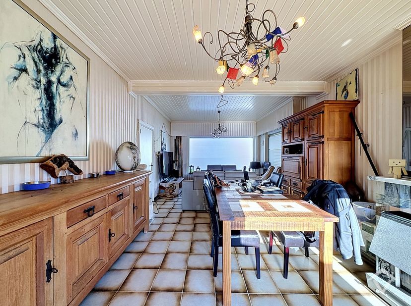 Deze woning is gelegen op een grondoppervlakte van 735 m² en bestaat uit: inkomhal - living - keuken - berging - wasplaats - toilet - badkamer - nacht