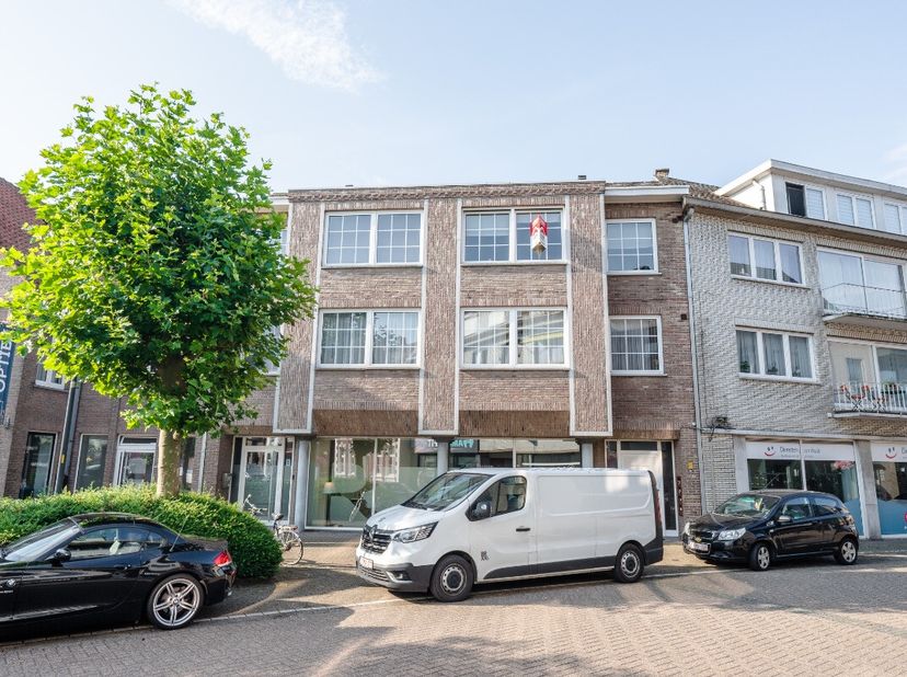 Gezellig appartement te Hamont-centrum:Indeling: inkomhal, 2 slaapkamers, balkon, badkamer, toilet, woonkamer, keuken, wasplaats &amp; garage.Uitstekende