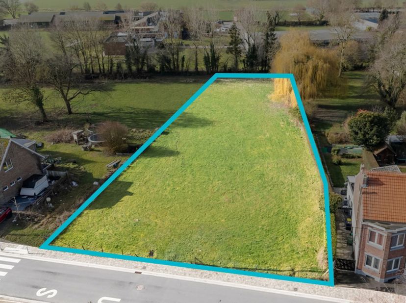 Superbe terrain à bâtir de 24 ares 15 centiares (2.415 m²) idéalement situé en plein centre de Hannut, offrant une belle opportunité de développement